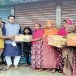 জলাবদ্ধ নিম্ন আয়ের মানুষের মাঝে ডা. শিপলুর খাদ্য সামগ্রী বিতরণ
