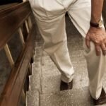 সিঁড়ি দিয়ে ওঠানামা করলে কি দুর্বল হাঁটুর আরও ক্ষতি হয়?