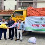বন্যার্তদের জন্য ইসলামী ব্যাংকের খাদ্য সামগ্রী প্রদান