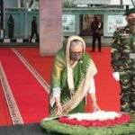 প্রতিষ্ঠাবার্ষিকী: বঙ্গবন্ধুর প্রতিকৃতিতে প্রধানমন্ত্রীর শ্রদ্ধা