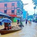 দুর্গাপুরে হঠাৎ বন্যা, পৌরশহরে চলছে নৌকা