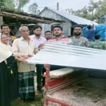 হিলিতে ক্ষতিগ্রস্তদের মাঝে ঢেউটিন বিতরণ