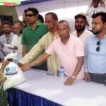 সিলামে মাহমুদ উস সামাদ চৌধুরীর পরিবারের পক্ষ থেকে বন্যার্তদের মধ্যে খাদ্য সামগ্রী বিতরণ