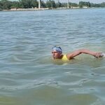 টানা ১৩ ঘণ্টা নদী সাঁতরে আলোচনায় পল্লী চিকিৎসক বকুল