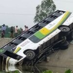 ফুলপুরে নিয়ন্ত্রণ হারিয়ে খাদে বাস, আহত ৩৫
