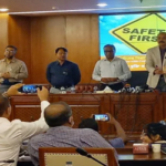 আইফোন ফিরিয়ে দেওয়া সেই রিকশাচালককে পুরস্কৃত করলেন মেয়র