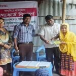 ডোমারে বাল্যবিবাহ প্রতিরোধে তথ্য কার্ড বিতরণ