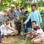 বঙ্গবন্ধুকে স্মরণে রাখতে রিক্সাচালকে বৃক্ষরোপন কর্মসূচী