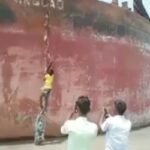 জোয়ারে নিঝুম দ্বীপে ভেসে এলো বিদেশি জাহাজের বার্জ