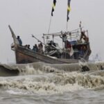 হাতিয়ায় ঝড়ের কবলে পড়ে ট্রলারডুবি, ২ জেলের মৃত্যু