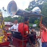 কুড়িয়ে পাওয়া ব্যাগভর্তি টাকার মালিকের সন্ধানে মাইকিং