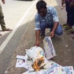 পাহাড় নিয়ে ষড়যন্ত্র! রাঙামাটিতে “প্রথম আলো’’র কপিতে আগুন জ্বালিয়ে ছাত্র পরিষদের প্রতিবাদ