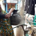 কলসিতে করে পানি বেঁচে সংসার চালান বৃদ্ধা আঞ্জুয়ারা