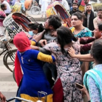 পল্টনে তৃতীয় লিঙ্গ সম্প্রদায়ের সঙ্গে হকারদের মারামারি