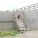 ৪ কোটি টাকার সেতু পার হতে হয় মই বেয়ে