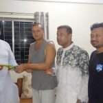 বিশ্বভ্রমণে নেপালি যুবককে ফুলবাড়ীতে ফুল দিয়ে শুভেচ্ছা জানান পৌর মেয়র 