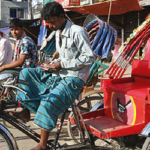 পল্লবীতে পুলিশ বক্সে ব্যাটারিচালিত রিকশার চালকদের হামলা