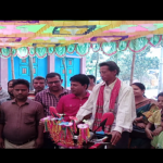 শিল্পী চক্রকে ব্যাটারী চালিত ভ্যান ও নগদ অর্থ উপহার