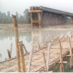 সেতু নির্মাণ সম্পন্ন না হওয়ায় নবাবগঞ্জ ও পীরগঞ্জে’র জয়ন্তিপুর ঘাটে বাঁশের সাঁকোতে পারাপার