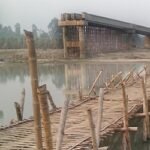 দিনাজপুরের নবাবগঞ্জ ও পীরগঞ্জে’র জয়ন্তিপুর ঘাটের সেতু নির্মাণ সম্পন্ন না হওয়ায় বাঁশের সাঁকোতে পারাপার