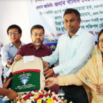 নওগাঁয় দুদকের শিক্ষা উপকরণ বিতরণ