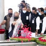 জাতীয় নেতাদের কবরে প্রধানমন্ত্রীর শ্রদ্ধা