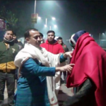 জয়পুরহাটে গভীর রাতে শীতার্তদের কম্বল জড়িয়ে দিলেন পুলিশ সুপার
