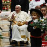 সম্পদ ও ক্ষমতার ক্ষুধায় প্রতিবেশীদেরও গ্রাস করছে মানুষ : পোপ ফ্রান্সিস
