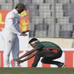 মাঠে ঢুকে সাকিবের পা ছুঁয়ে সালাম করা ভক্তের জামিন