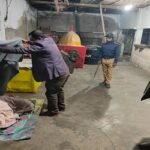 শীতার্তদের গায়ে কম্বল জড়িয়ে দিলেন আখাউড়ার ইউএনও