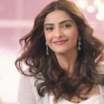 বিমানবন্দরে ফটোগ্রাফারদের কাছে যে আবেদন সোনম কাপুরের