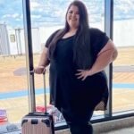 বেশি ওজনের কারণে মডেলকে বিমানে উঠতে বাধা