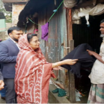 শীতার্ত মানুষের ঘরে ঘরে গিয়ে কম্বল বিতরণ করলেন সেলিনা মোমেন