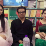 দুই পাশে দুই নায়িকা নিয়ে বইমেলায় আব্দুল আজিজ