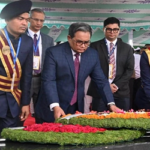 বঙ্গবন্ধুর প্রতিকৃতিতে প্রধান বিচারপতির শ্রদ্ধা