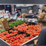 হঠাৎ কেন তীব্র টমেটো সংকটে ব্রিটেন, যা বলছে বিবিসির বিশ্লেষণ