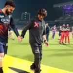 মাঠে নেমে কোহলিকে কী শেখালেন শাহরুখ?