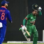 যে মাইলফলকের সামনে দাঁড়িয়ে মিরাজ