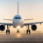 হঠাৎ উড়ন্ত বিমানের কাচে ফাটল, অতঃপর…