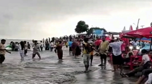 পর্যটকের ঢল কুয়াকাটা সৈকতে