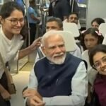 মেট্রোরেলে চড়লেন মোদি, ছবি তুললেন যাত্রীদের সঙ্গে