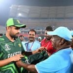 হায়দরাবাদের মাঠকর্মীদের জার্সি উপহার দিলেন বাবর