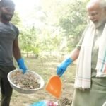 মোদির হাতে ঝাড়ু-বেলচা, ভিডিও ভাইরাল