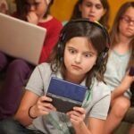 শিশুকে মোবাইল-কম্পিউটার থেকে দূরে রাখার ৫ কৌশল