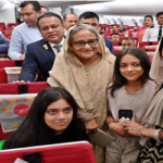 বিমানে যাত্রীদের সঙ্গে প্রধানমন্ত্রীর কুশল বিনিময়, তুললেন ছবি