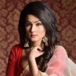 কার টানে সাত সাগর পাড়ি দিতে চান মাহি?