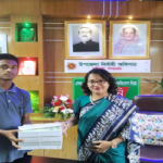 মাটিরাঙ্গায় একাদশ শ্রেনীর এক শিক্ষার্থীকে বই দিলেন উপজেলা প্রশাসন।