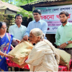 দুর্গাপুরে দুঃস্থদের মাঝে শুকনো খাবার বিতরণ