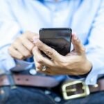 যে কারণে বাথরুমে ব্যবহার করবেন না ফোন