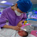 যে কারণে চীনের হাসপাতালগুলোতে বন্ধ হয়ে যাচ্ছে প্রসূতি ইউনিট